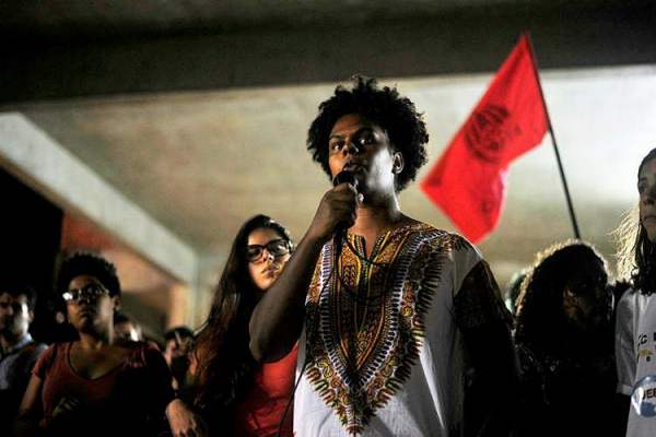 Estudantes da Ufba participam de assembleia em defesa da instiruição (Foto: Felipe Iruatã | Ag. A TARDE)