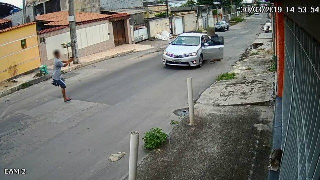 As imagens flagraram dois assaltantes: um deles, o que aponta a arma na direção da vítima, não tem uma das pernas (Foto: Reprodução)
