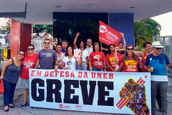 Professores iniciaram greve após governador cancelar reunião (Foto: Divulgação)