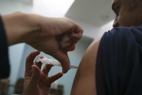 Ministério da Saúde alerta que quem foi vacinado anteriormente receba a nova dose este ano (Foto: Marcello Casal Jr | Agência Brasi)
