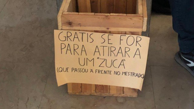 A suposta explicação para a agressão sugerida vem entre parênteses: os 'zucas' teriam 'passado à frente no mestrado' (Foto: Reprodução)