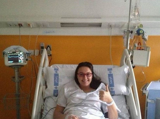 Luiza internada no hospital da Espanha, em dezembro de 2012, quando teve o AVC (Foto: Arquivo Pessoal) 