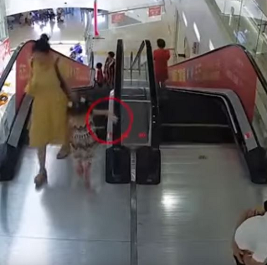 Uma menina ficou com o braço preso em uma escada rolante (Foto: Reprodução) Uma menina ficou com o braço preso em uma escada rolante (Foto: Reprodução)