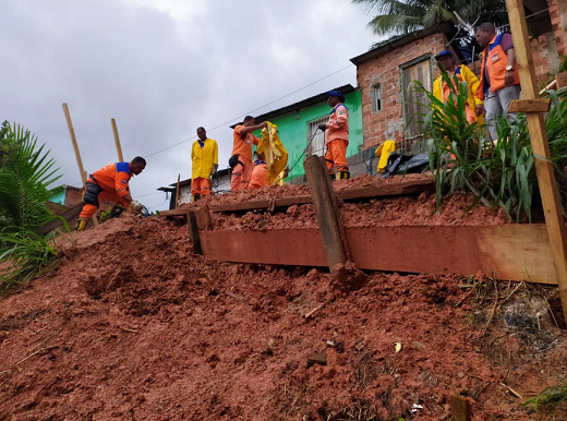 Quatro casas são interditadas após deslizamento de terra em Camaçari (Foto: Ivanaldo Soares | Defesa Civil) Quatro casas são interditadas após deslizamento de terra em Camaçari (Foto: Ivanaldo Soares | Defesa Civil)