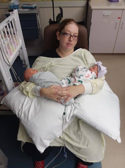 A mãe com dois de seus bebês após o parto (Foto: Reprodução)