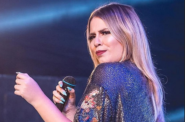 Grávida do primeiro filho, a sertaneja uniu sua festa de aniversário com o chá de revelação para anunciar aos amigos e familiares o sexo do bebê (Foto: Reprodução)