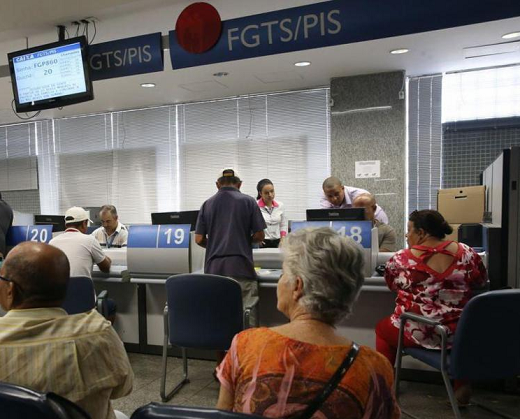 Os trabalhadores que nasceram entre julho e dezembro receberão o abono do PIS ainda este ano (Foto: Reprodução)