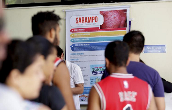 A estratégia atual do governo é realizar vacinações de bloqueio, em que pessoas que tiveram contato com suspeitos de ter a infecção são imunizadas (Foto: Reprodução)