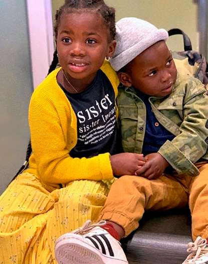 Titi com o irmãozinho Bless, dois anos mais novo (Foto: Reprodução | Instagram)