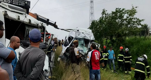 O acidente foi entre uma van de trabalhadores de um frigorífico e um caminhão (Foto: Reprodução) O acidente foi entre uma van de trabalhadores de um frigorífico e um caminhão (Foto: Reprodução)