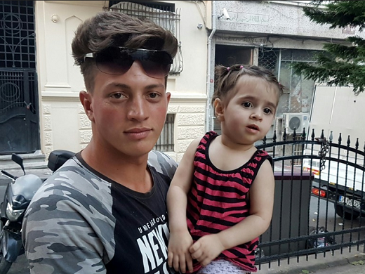 O argelino Fawzi Zabaat e a menina síria que salvou (Foto: DHA | AFP) O argelino Fawzi Zabaat e a menina síria que salvou (Foto: DHA | AFP)