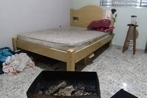 Pais acenderam uma churrasqueira dentro do quarto para espantar o frio (Foto: Reprodução)