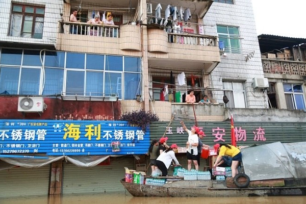 A TV estatal mostrou imagens de edifícios meio submersos e ruas inundadas em algumas das áreas mais atingidas (Foto: Stringer | Reuters) A TV estatal mostrou imagens de edifícios meio submersos e ruas inundadas em algumas das áreas mais atingidas (Foto: Stringer | Reuters)