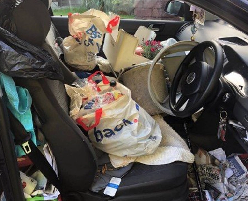 Por causa do acúmulo de lixo, o motorista não conseguiu puxar o freio de mão (Foto: Reprodução)