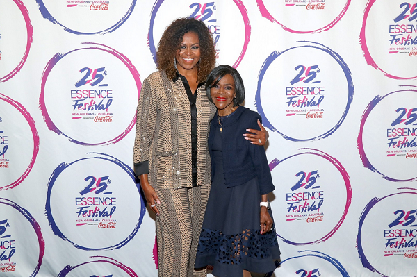 Michelle Obama posa para foto com a ex-modelo Cicely Tyson em evento no dia 6 de julho, quando apareceu com cabelo cacheado (Foto: Bennett Raglin | Getty Images North America | AFP) Michelle Obama posa para foto com a ex-modelo Cicely Tyson em evento no dia 6 de julho, quando apareceu com cabelo cacheado (Foto: Bennett Raglin | Getty Images North America | AFP)