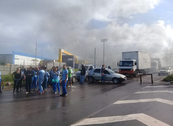 Trabalhadores que prestam serviços aos Correios reclamam de salário atrasado (Foto: Cid Vaz | TV Bahia)