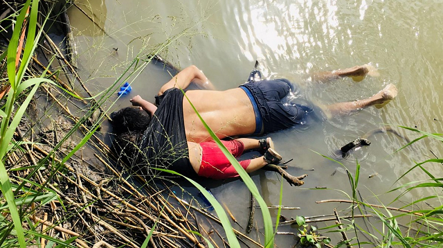 Corpos do Salvadorenho Óscar Alberto Martínez Ramírez, de 25 anos, e de sua filha Valeria, de 23 meses (Foto: Reprodução)