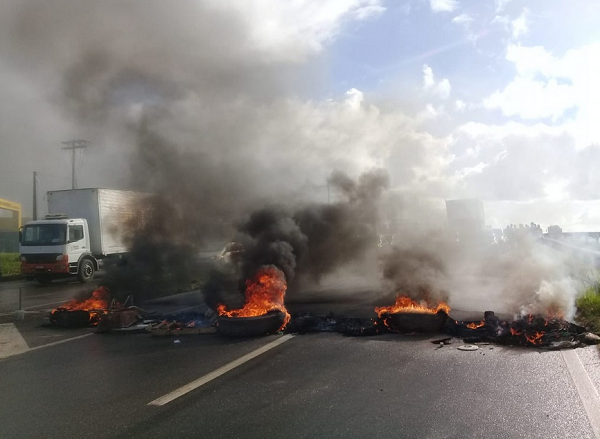 Trecho da Via Parafuso, sentido Camaçari, foi interditada por manifestantes (Foto: Cid Vaz | TV Bahia) 