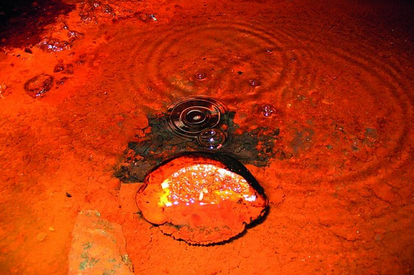 A 'água fóssil' se armazena em meio as porosidades das rochas (Foto: Reprodução) A 'água fóssil' se armazena em meio as porosidades das rochas (Foto: Reprodução)