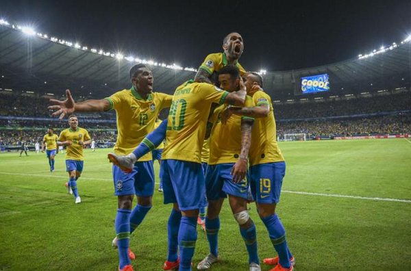 Jogadores da seleção comemoram após Gabriel Jesus abrir o placar (Foto: Reprodução)