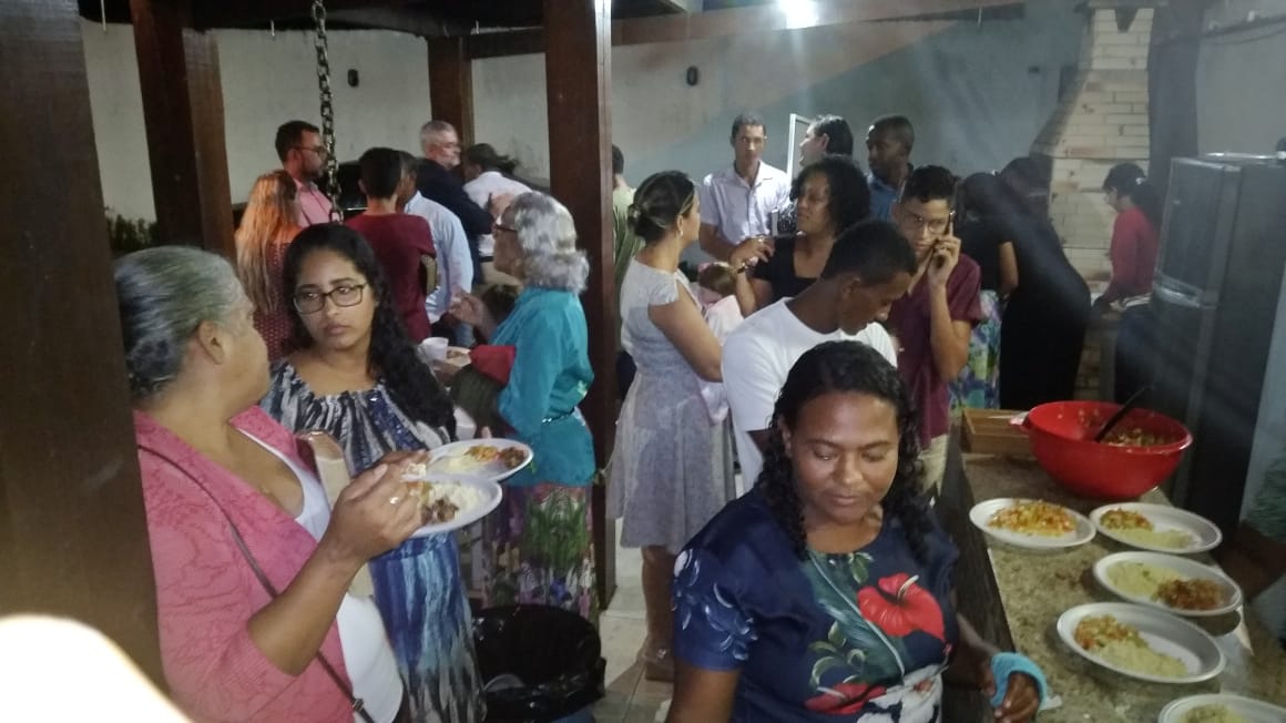 Público da 7 ª edição do Culto A Carne na Brasa alimentando o corpo carnal, que ninguém é de ferro ll. Foto: Participante 