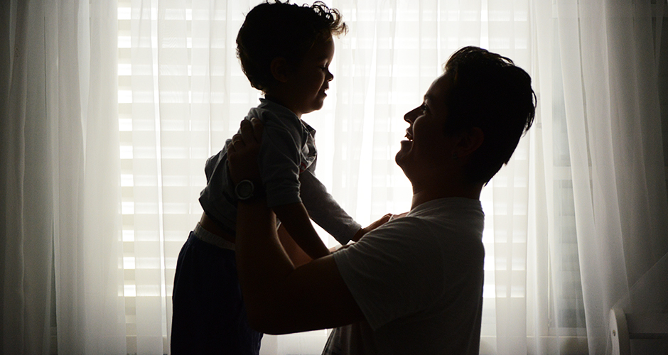 Dentre os muitos tesouros que lhes foram confiados, é próprio da missão paterna ser a referência de autoridade na família. 